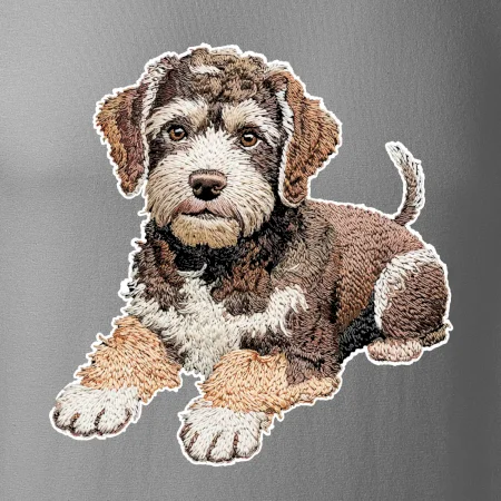 Lagotto romagnolo ležiaci vyšívaný na prsníku