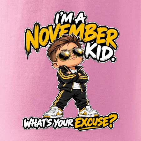 Novembrový chlapec v čiernej teplákovej súprave so zlatými okuliarmi