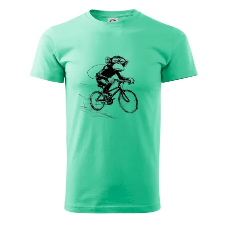 Opice s batohom na bicykli