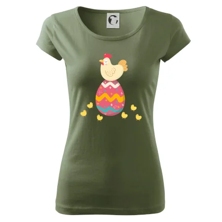 Sliepka sediaca na veľkonočnom vajci