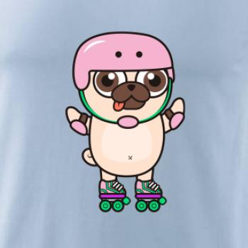 Mops a kolieskové korčule