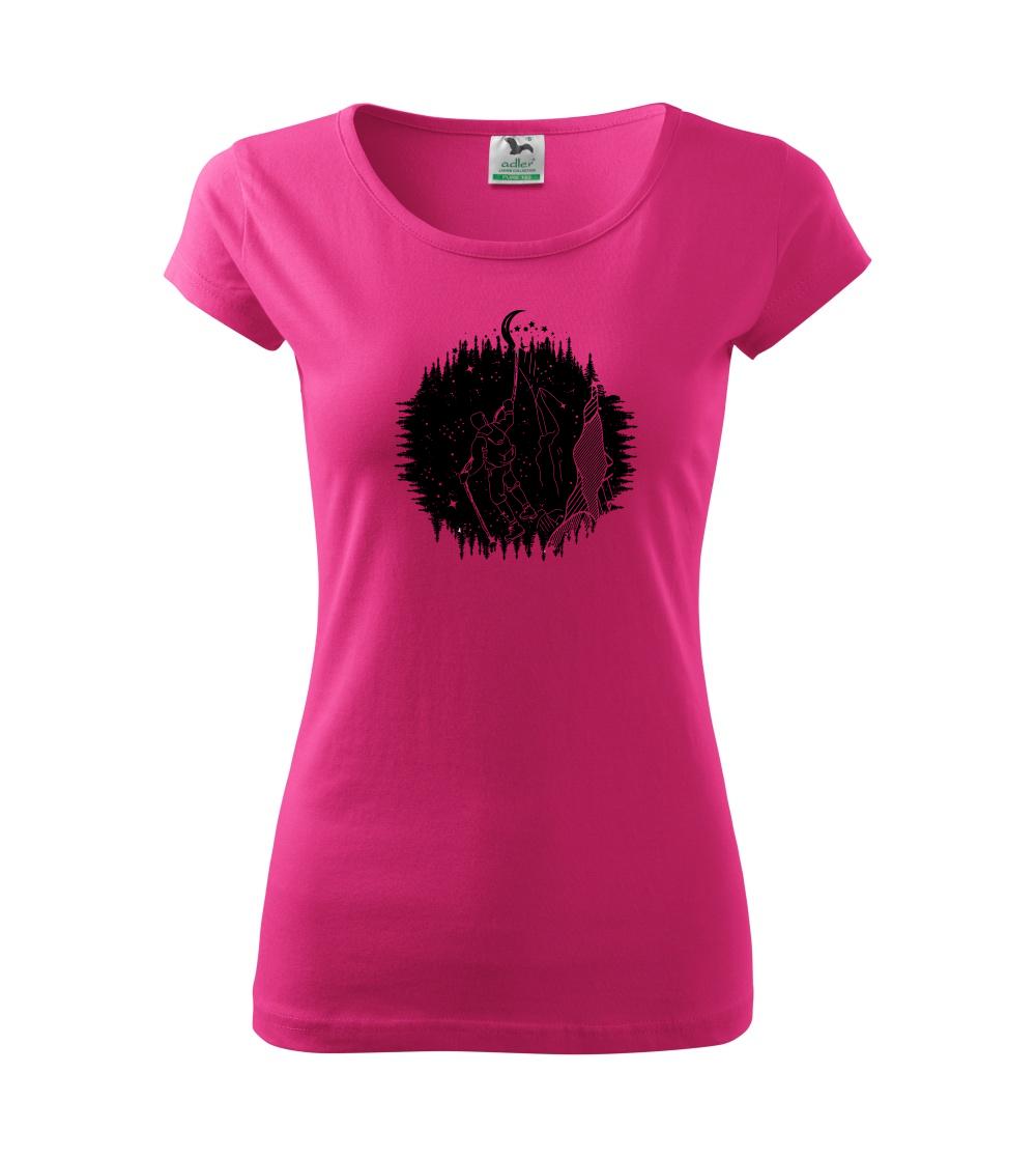 Turista v nočnej krajine