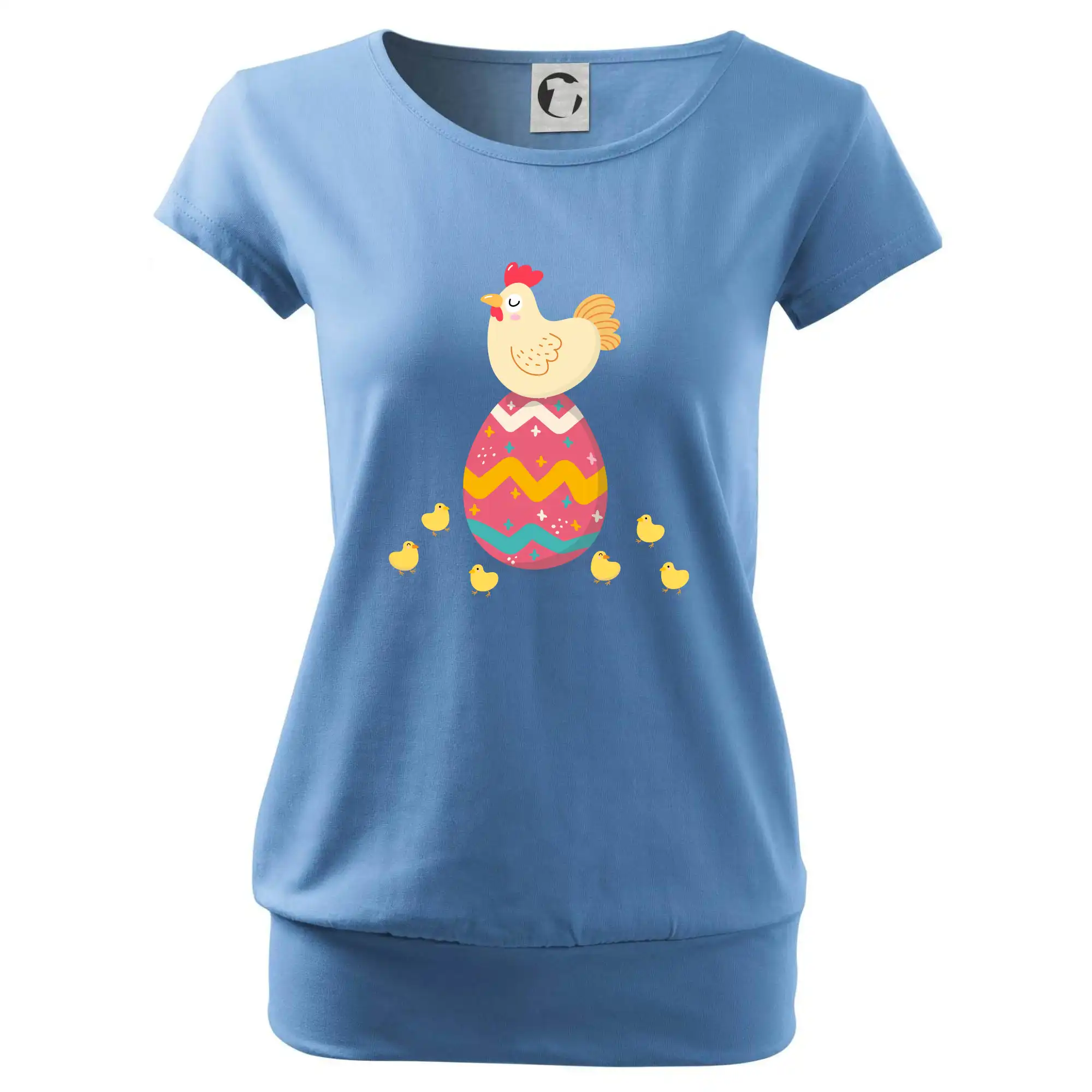 Slepice sedící na velikonočním vejci