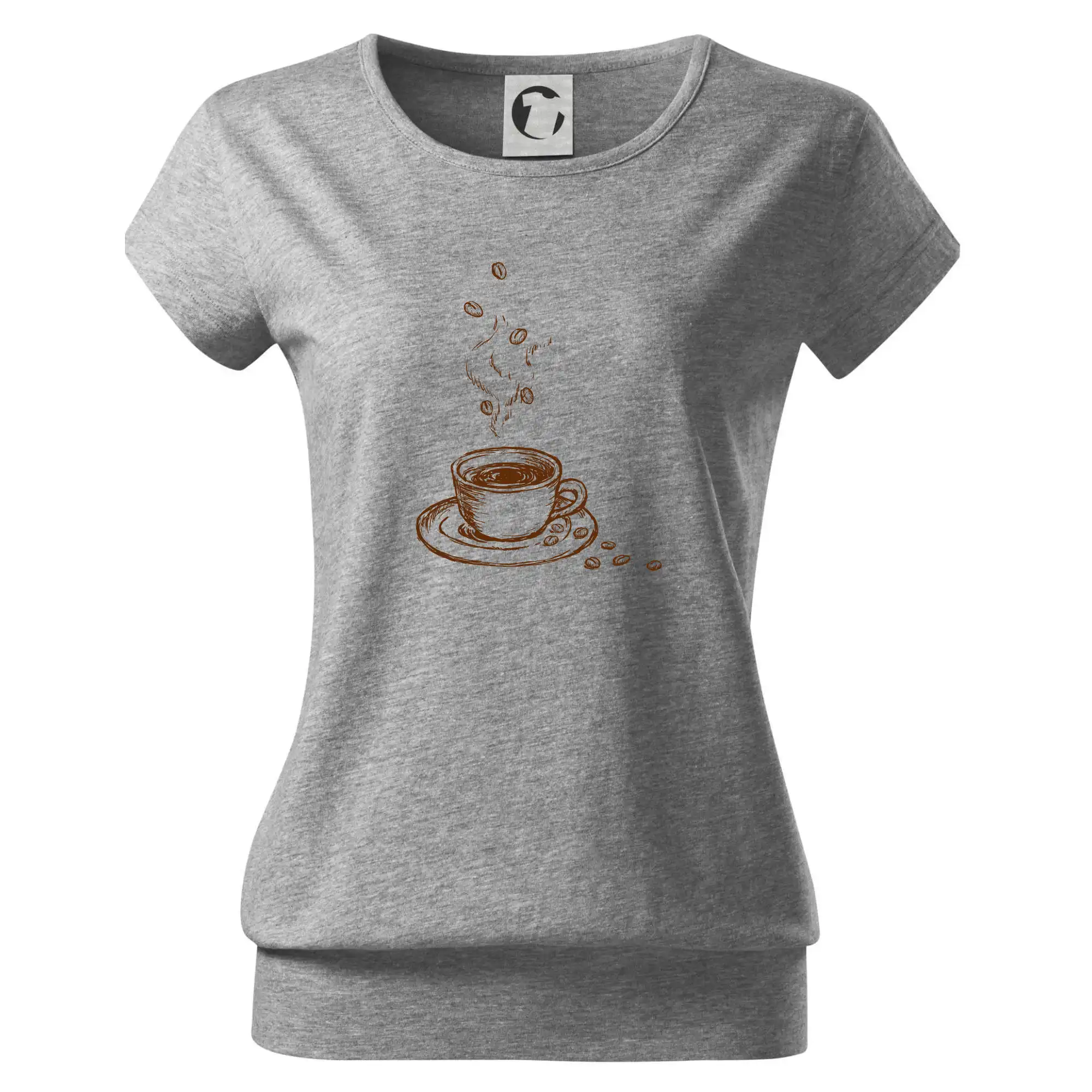 Hrnek plný čerstvé kávy