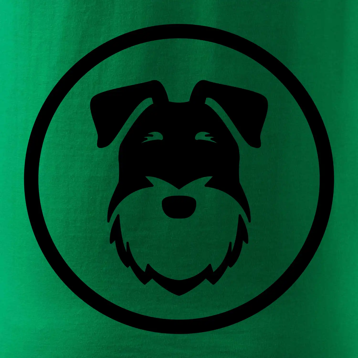 Knírač v kolečku na prsu