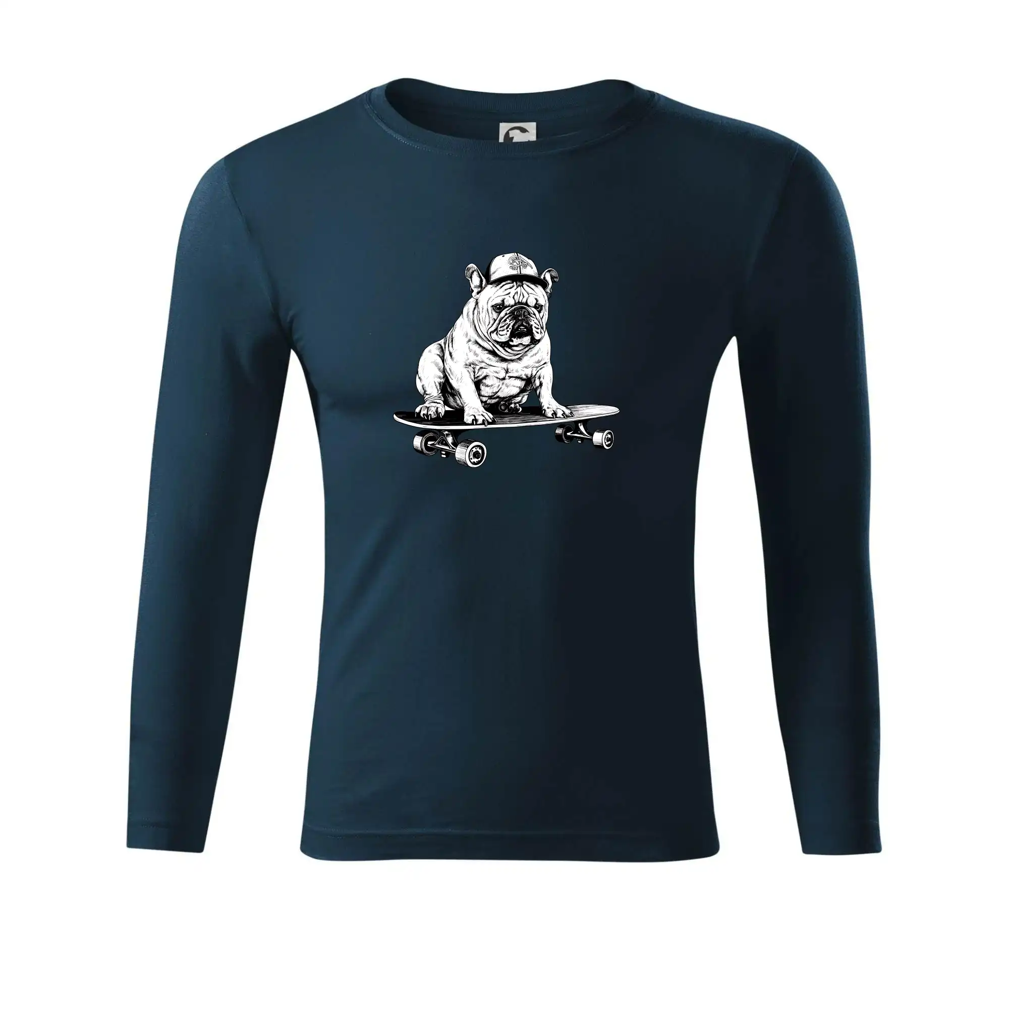 Černobílý buldok na skateboardu