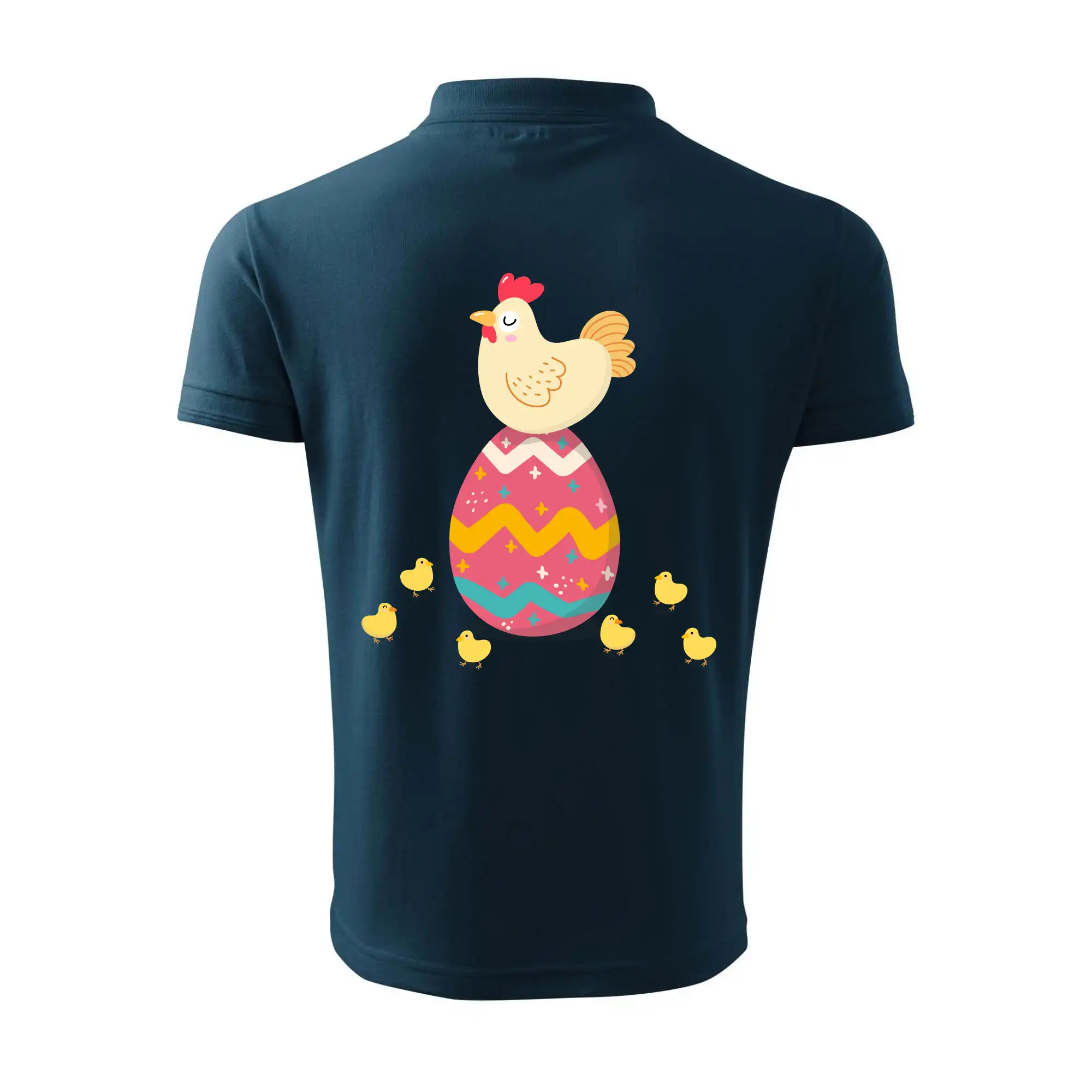 Slepice sedící na velikonočním vejci