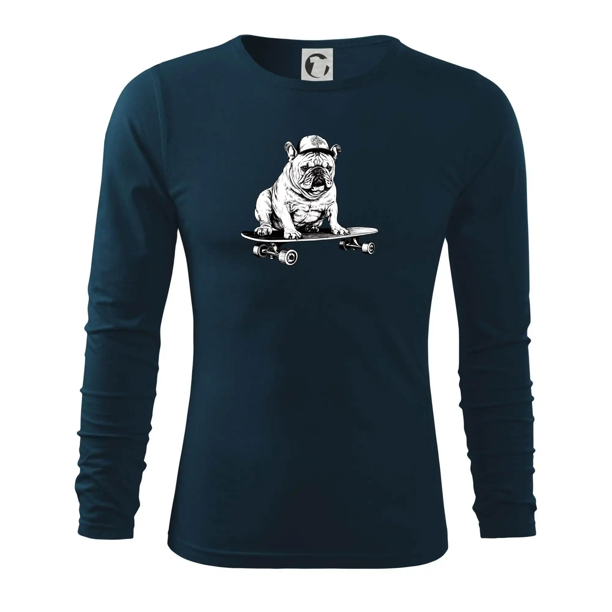 Černobílý buldok na skateboardu