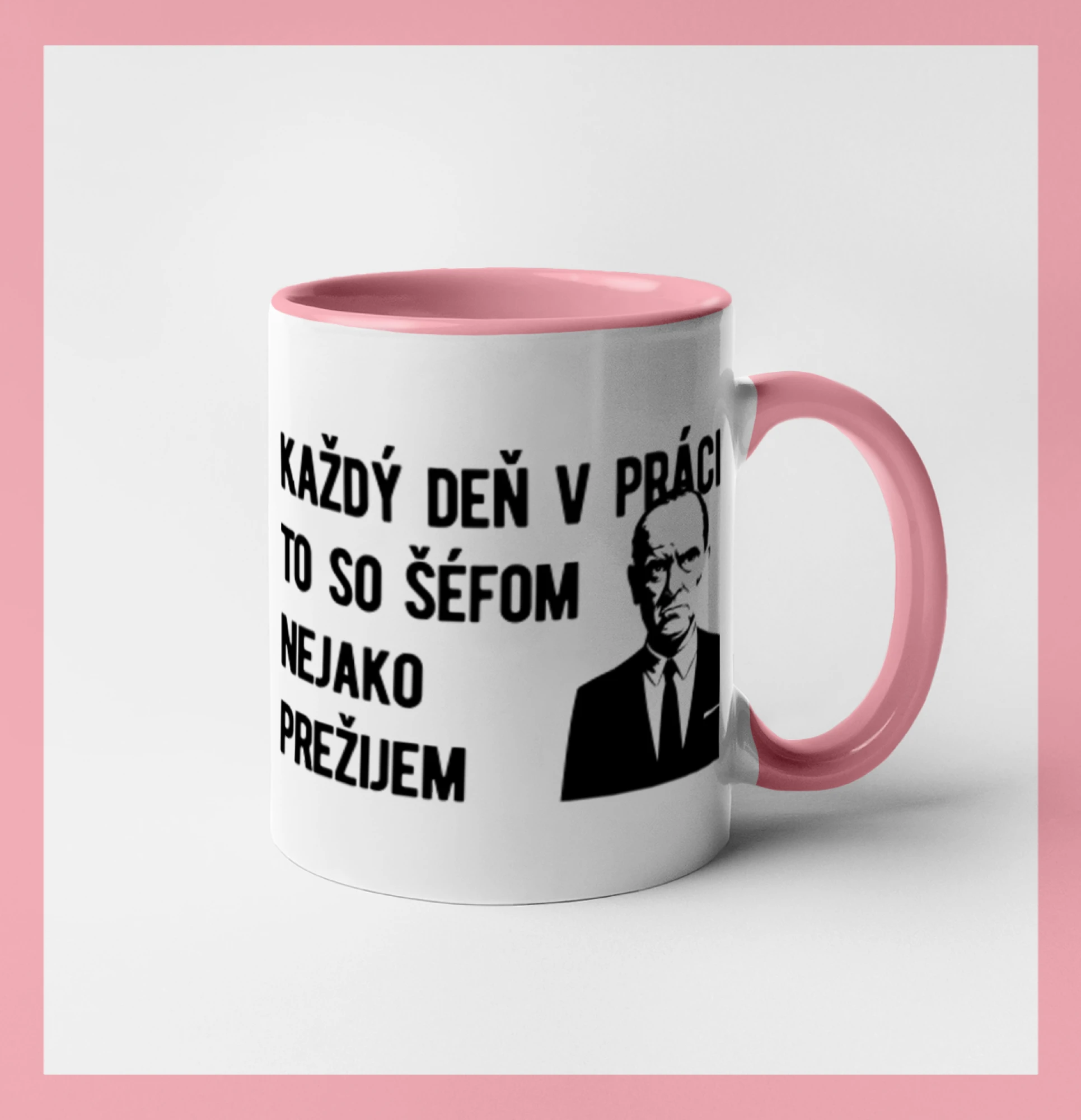 Vtipné tričká do práce - Každý deň v práci to so šéfom nejako prežijem - Hrnček 
