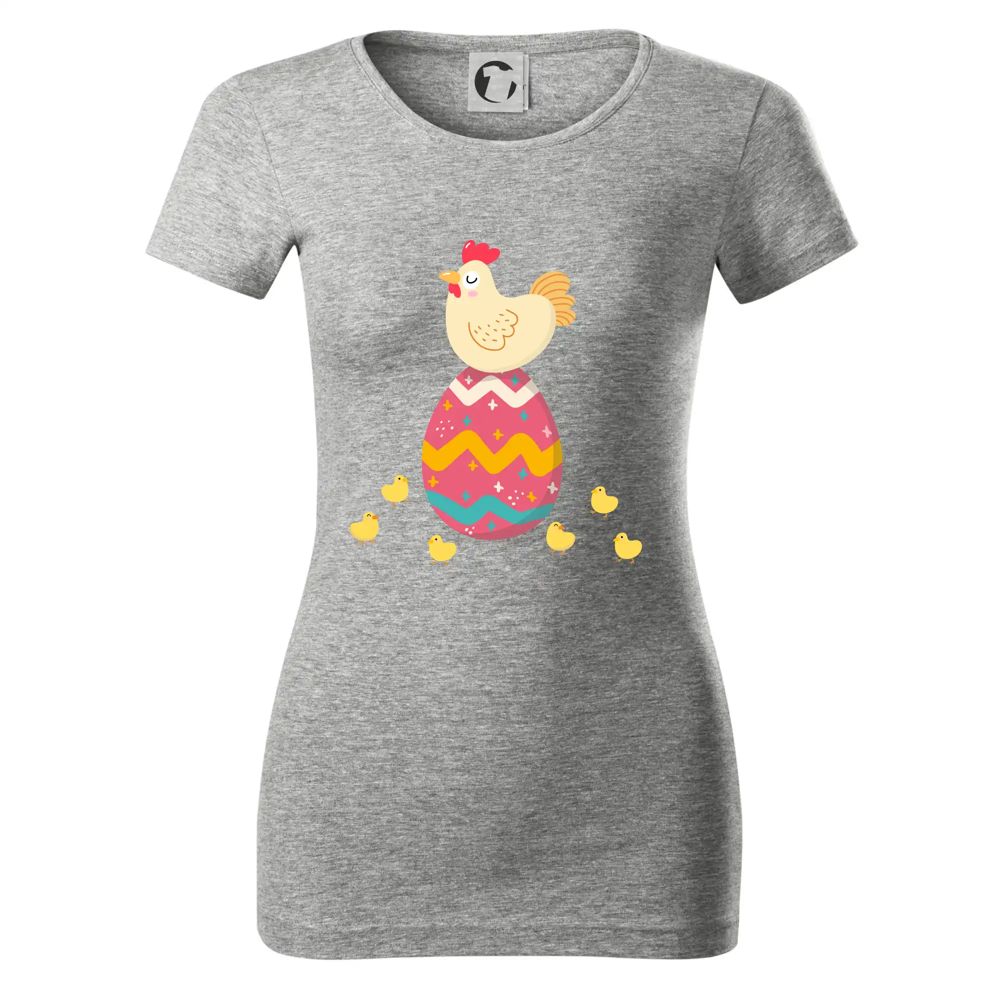 Slepice sedící na velikonočním vejci