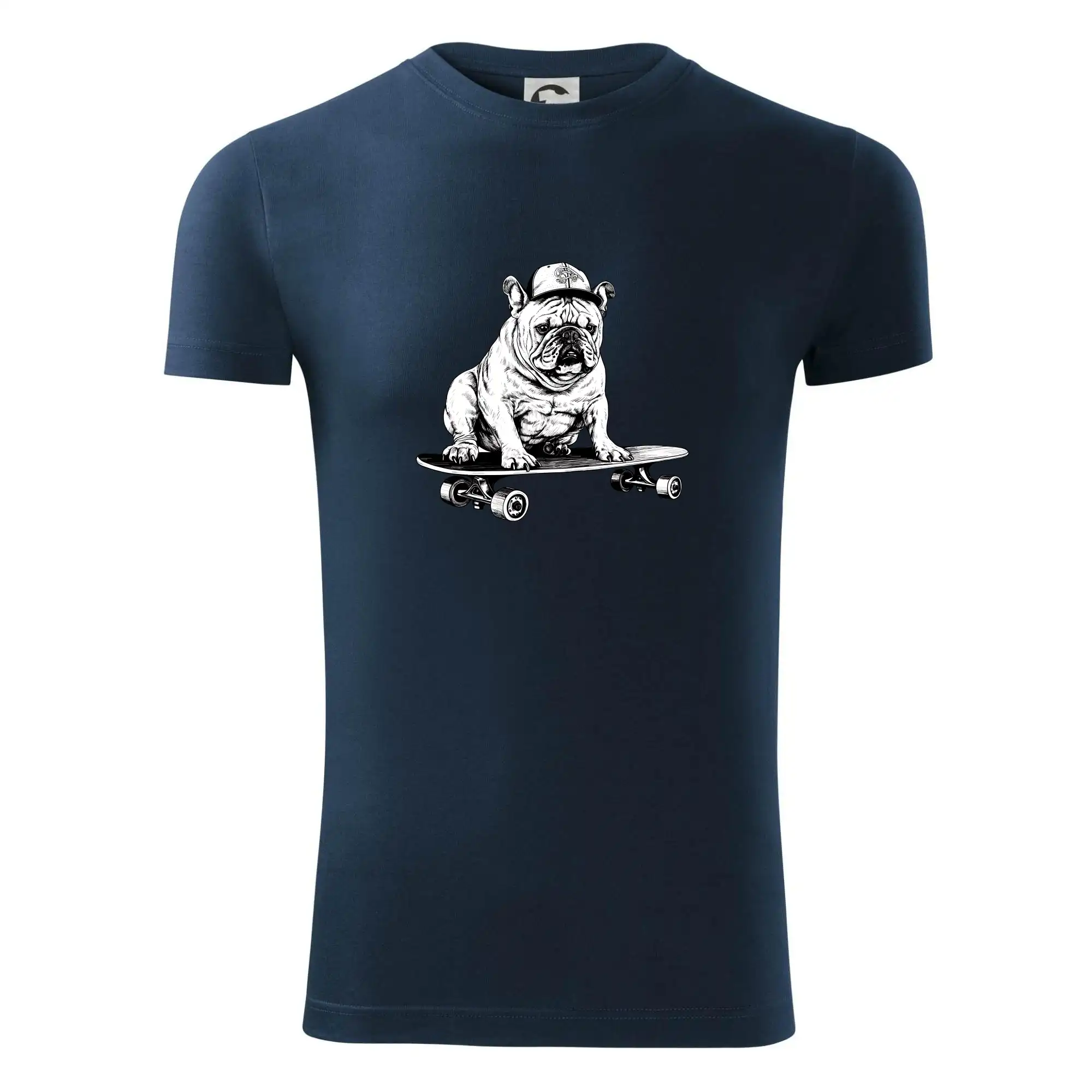 Černobílý buldok na skateboardu